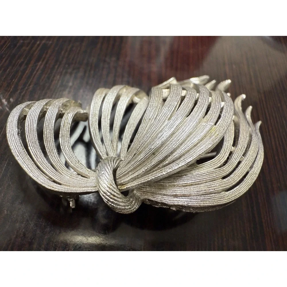 LISNER vintage‎ Silver tone ribbon brooch signed, pin estate